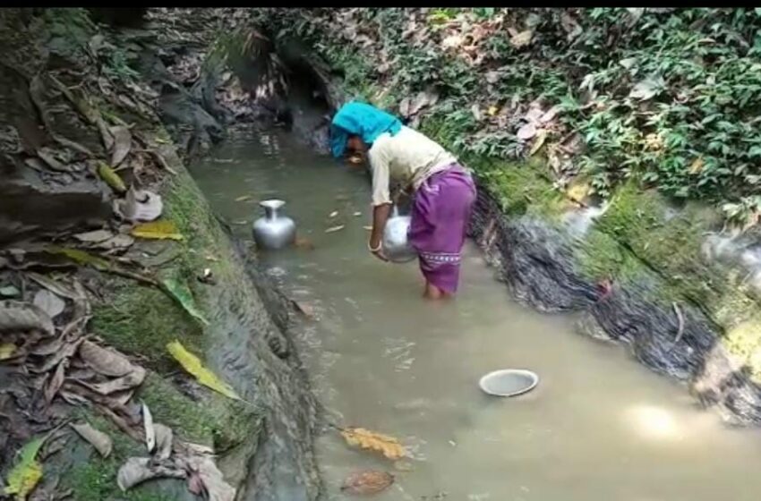  পাথর চুয়ে পড়া জলেই তৃষ্ণা নিবারণ গিরি বাসীদের