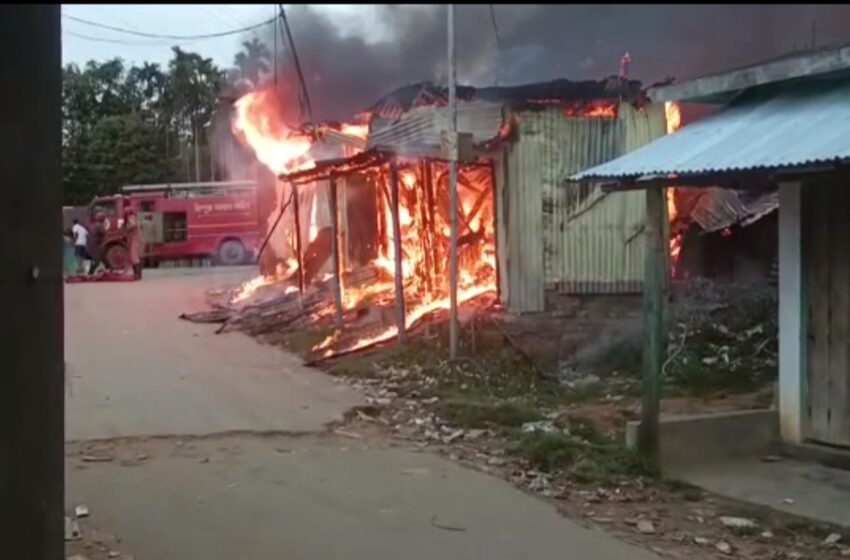  ভোররাতে বাজারে আগুন!!