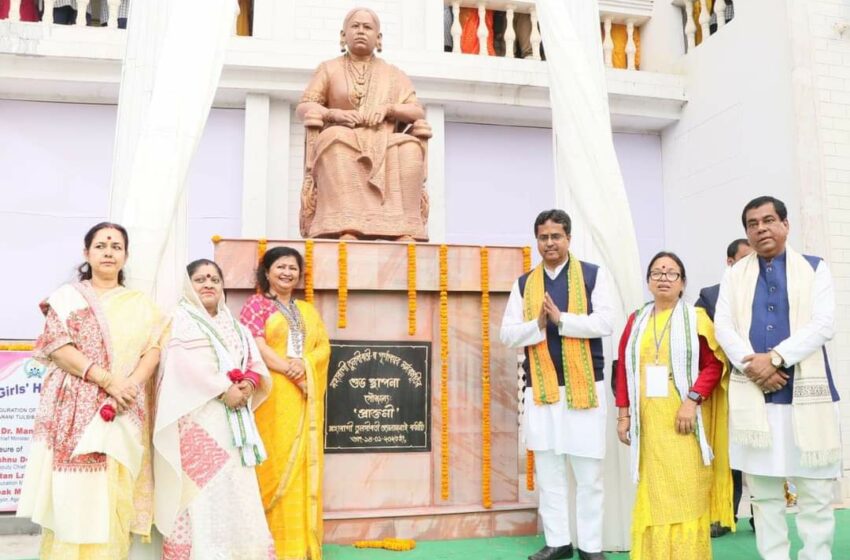  রাজ্যের ঐতিহ্যবাহী তুলসীবতী বালিকা বিদ্যালয়ে স্থাপন করা হল মহারানীর মর্মর মূর্তি!!