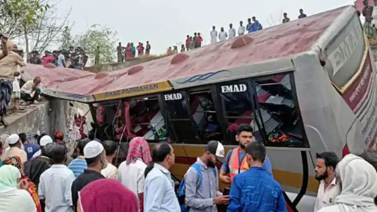  বাংলাদেশে ভয়াবহ বাস দুর্ঘটনায় মৃত্যু ১৭ জনের, আহত ৩০ জন!!