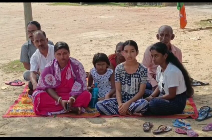  নিরাপত্তার দাবিতে রাস্তায় ধর্ণায় বসলো একটি পরিবার!!