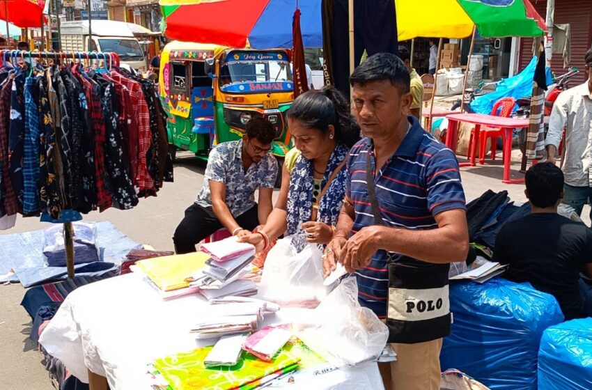  তীব্র দাবদাহ উপেক্ষা করে ক্রমেই ভিড় বাড়ছে চৈত্রহাটে