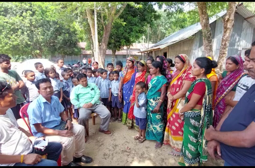  পড়ুয়াদের দিয়ে শরীর মর্দন,কাজ করান প্রধান শিক্ষক!!