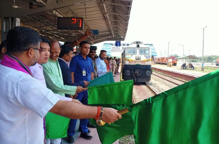  জিরানীয়া স্টেশনে বিরতি এক্সপ্রেস ট্রেনের সূচনা করলেন পর্যটনমন্ত্রী।।।