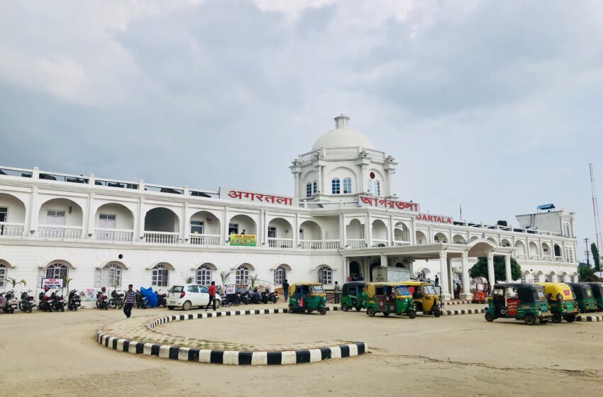  আগরতলা স্টেশনে ঠাঁই নাই অবস্থা, সুরক্ষা সঙ্কটে