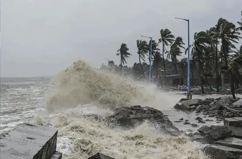  ভয়াল রূপ নিয়ে এগোচ্ছে, ‘মোকা ‘ ৪ রাজ্যে সতর্কতা