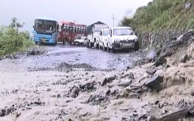  ভারী বর্ষণে ফের বিপজ্জনক সোনাপুর, প্রায় অবরুদ্ধ সড়ক।