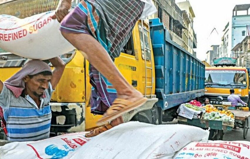  গ্রামবাসীদের উপর হামলা চালিয়ে বাংলাদেশে পাচার হলো চিনি।