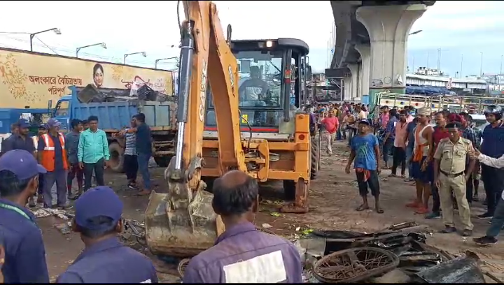  পুজোর আগে শহরে উচ্ছেদ অভিযান শুরু।।