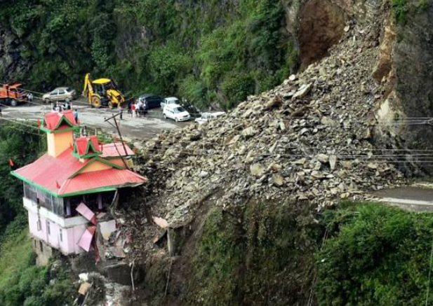  জম্মু-কাশ্মীরে ভয়ঙ্কর ধসে আটকে হাজার হাজার পর্যটক!!