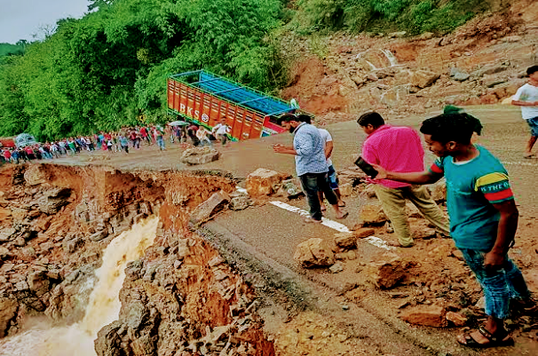  জাতীয় সড়কে আটকে লরি ব্যাঘাত যান চলাচলে, দুর্ভোগ!!