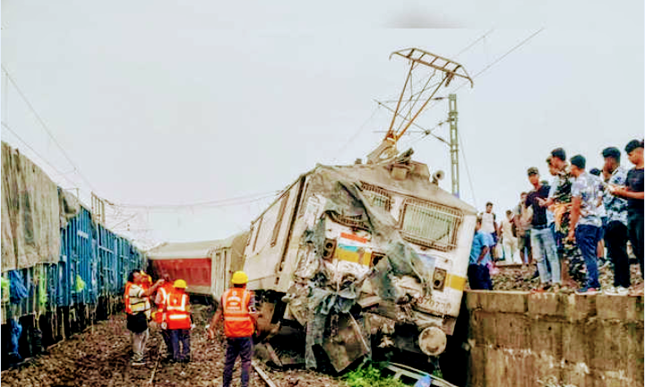  বেলাইন হাওড়া থেকে মুম্বইগামী ট্রেনের ১৮টি কামরা, মৃত ২, আহত ২০ এর অধিক।