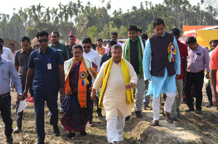  মন্ত্রী রতনের সহজ কথাতেই উজ্জীবিত হচ্ছে রাজ্যের কৃষকরা!!