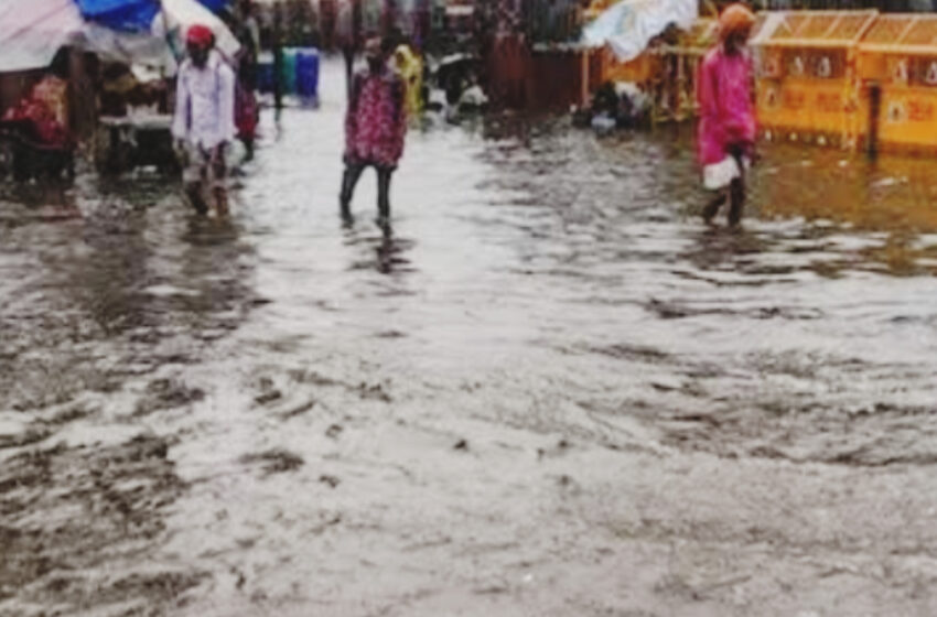 প্রবল বৃষ্টিতে জলমগ্ন দিল্লি, ব্যাহত বিমান পরিষেবা!!