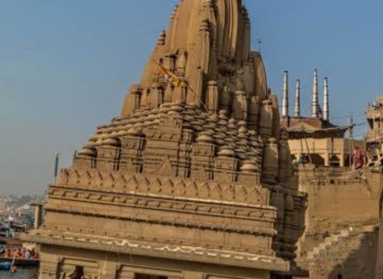 ক্রমশ বেঁকে যাচ্ছে রত্নেশ্বর মন্দির!!